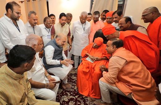 Amit Shah Meets Siddaganga seer